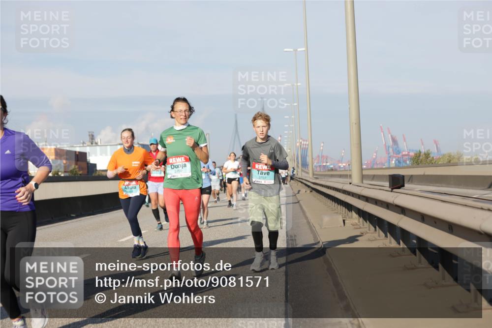 03.10.2025 - Köhlbrandbrückenlauf Jannik Wohlers http://msf.ph/oto/9081571 03.10.2025 09:54:40 Position 3 3709, 3707 meine-sportfotos.de