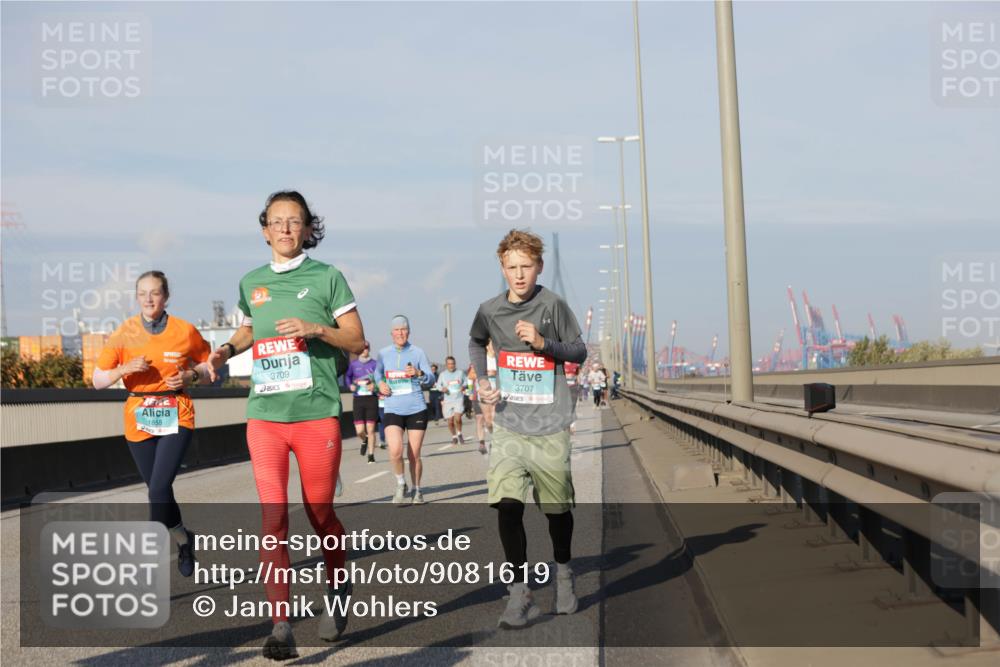 03.10.2025 - Köhlbrandbrückenlauf Jannik Wohlers http://msf.ph/oto/9081619 03.10.2025 09:54:41 Position 3 1858, 3709, 3707 meine-sportfotos.de
