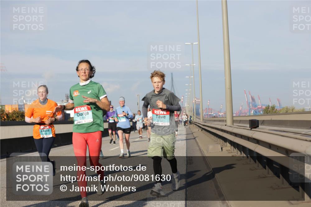 03.10.2025 - Köhlbrandbrückenlauf Jannik Wohlers http://msf.ph/oto/9081630 03.10.2025 09:54:41 Position 3 1858, 3709, 3707 meine-sportfotos.de