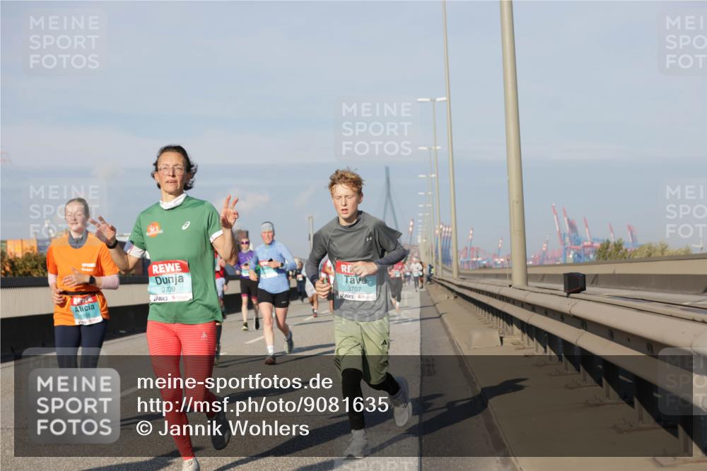 03.10.2025 - Köhlbrandbrückenlauf Jannik Wohlers http://msf.ph/oto/9081635 03.10.2025 09:54:41 Position 3 3709, 3707 meine-sportfotos.de