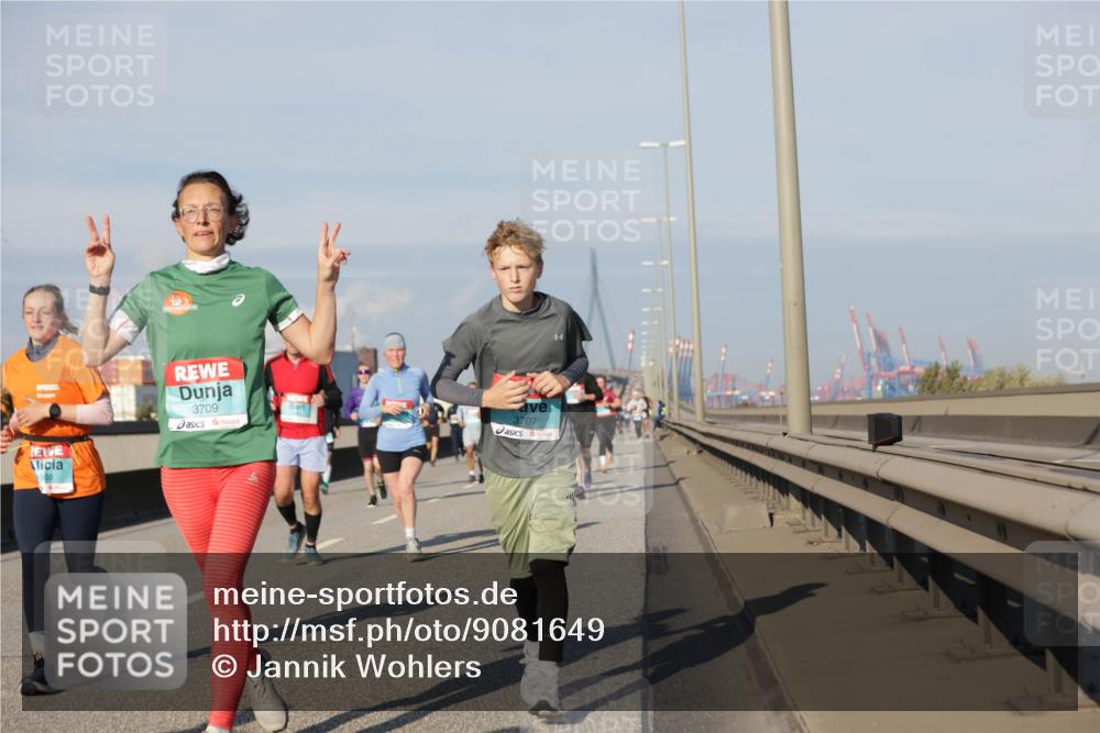 03.10.2025 - Köhlbrandbrückenlauf Jannik Wohlers http://msf.ph/oto/9081649 03.10.2025 09:54:42 Position 3 3709, 3707 meine-sportfotos.de