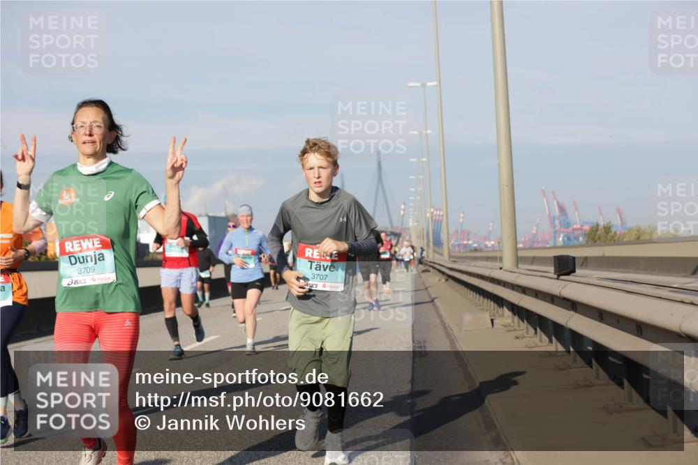 03.10.2025 - Köhlbrandbrückenlauf Jannik Wohlers http://msf.ph/oto/9081662 03.10.2025 09:54:42 Position 3 3709, 3707 meine-sportfotos.de