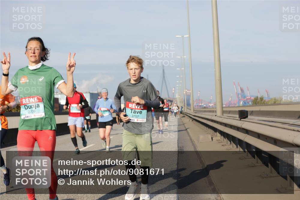 03.10.2025 - Köhlbrandbrückenlauf Jannik Wohlers http://msf.ph/oto/9081671 03.10.2025 09:54:42 Position 3 3709, 3707 meine-sportfotos.de