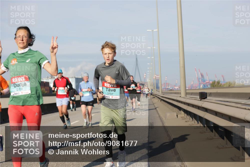03.10.2025 - Köhlbrandbrückenlauf Jannik Wohlers http://msf.ph/oto/9081677 03.10.2025 09:54:42 Position 3 3709, 3707 meine-sportfotos.de