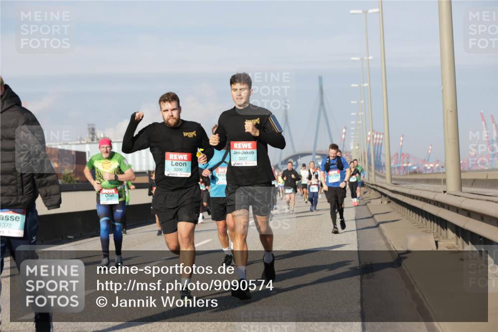 03.10.2025 - Köhlbrandbrückenlauf Jannik Wohlers http://msf.ph/oto/9090574 03.10.2025 09:59:01 Position 3 1372, 3207, 3206 meine-sportfotos.de