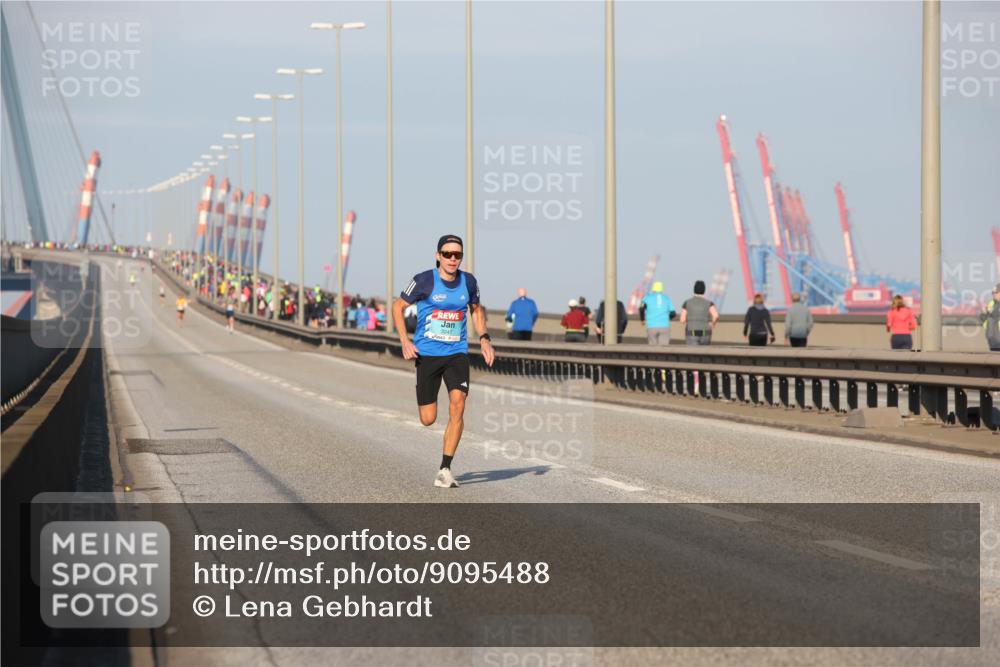 03.10.2025 - Köhlbrandbrückenlauf Lena Gebhardt http://msf.ph/oto/9095488 03.10.2025 09:32:17 Position 2  meine-sportfotos.de