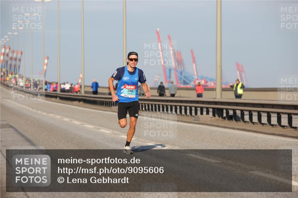 03.10.2025 - Köhlbrandbrückenlauf Lena Gebhardt http://msf.ph/oto/9095606 03.10.2025 09:32:19 Position 2 3247 meine-sportfotos.de
