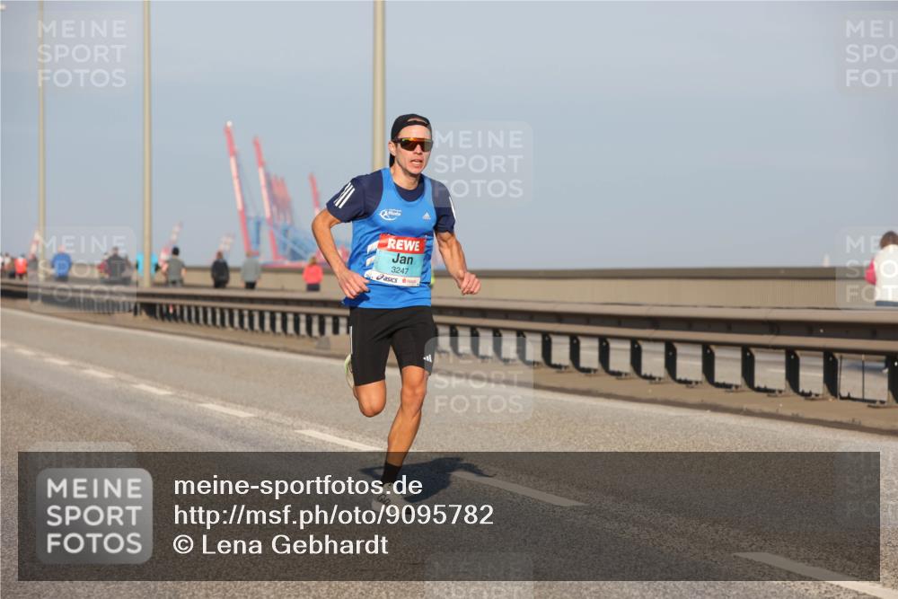 03.10.2025 - Köhlbrandbrückenlauf Lena Gebhardt http://msf.ph/oto/9095782 03.10.2025 09:32:21 Position 2 3247 meine-sportfotos.de