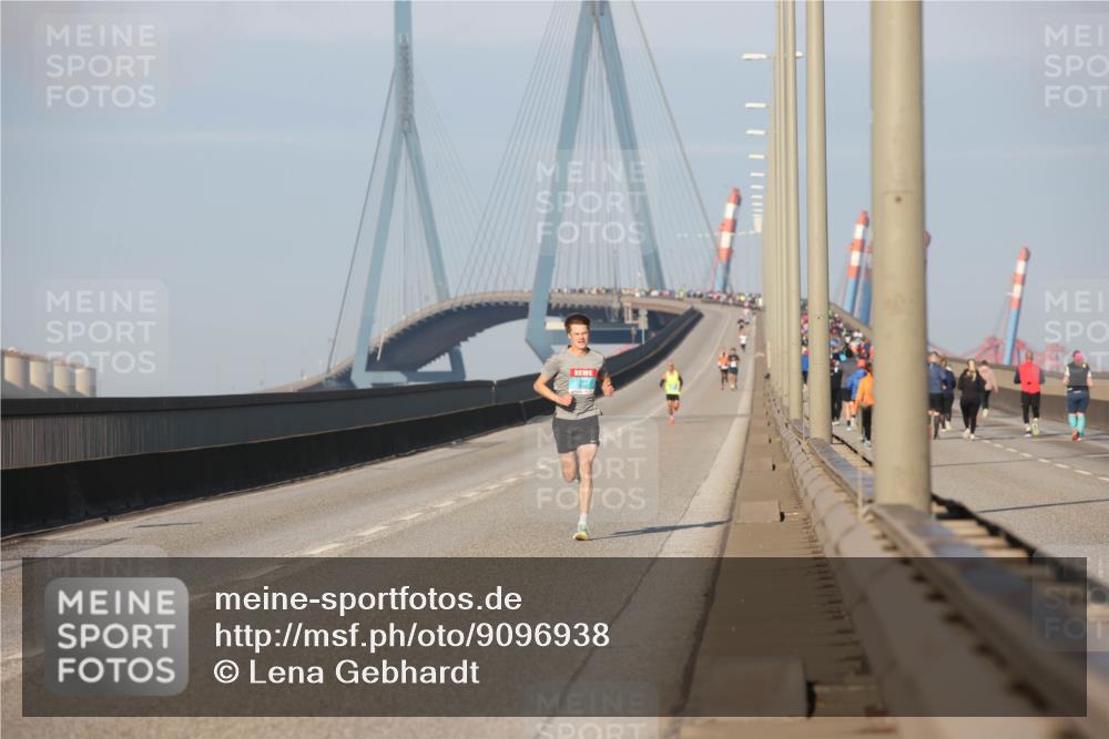 03.10.2025 - Köhlbrandbrückenlauf Lena Gebhardt http://msf.ph/oto/9096938 03.10.2025 09:33:32 Position 2  meine-sportfotos.de