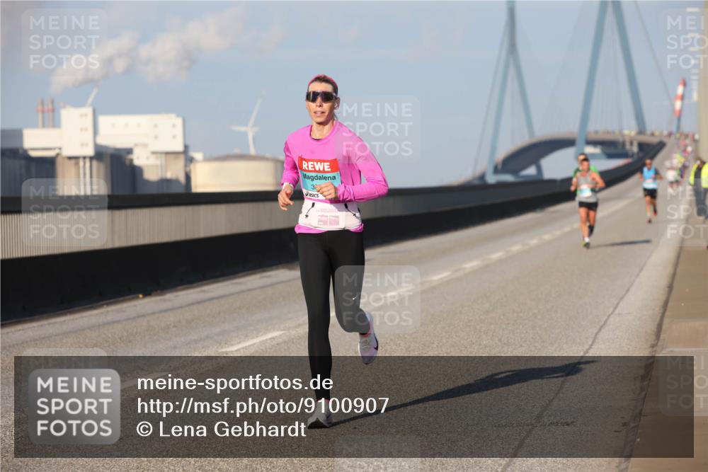 03.10.2025 - Köhlbrandbrückenlauf Lena Gebhardt http://msf.ph/oto/9100907 03.10.2025 09:36:23 Position 2 32 meine-sportfotos.de