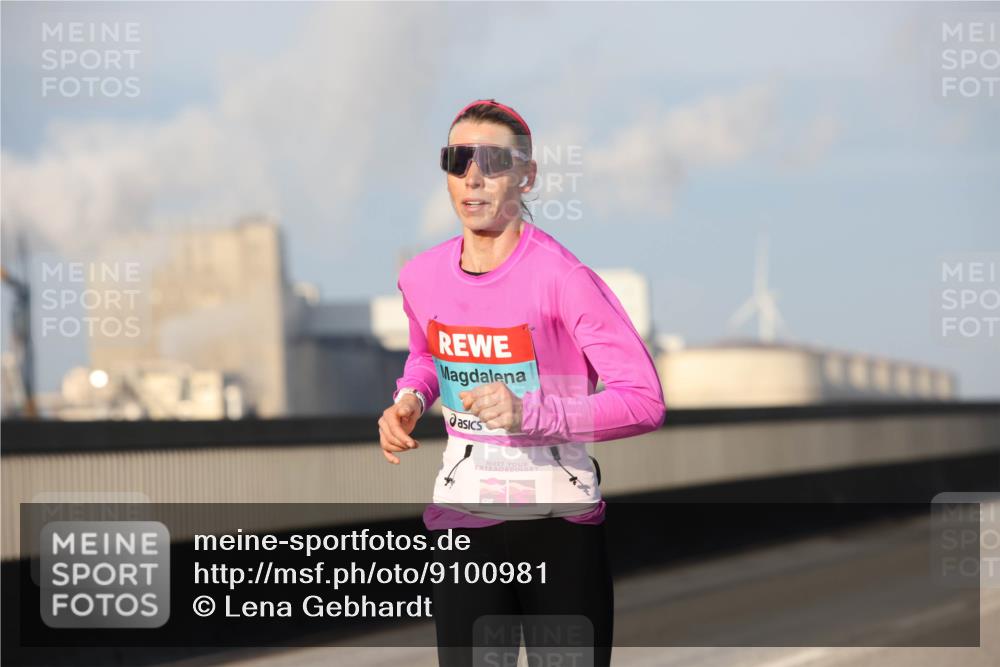 03.10.2025 - Köhlbrandbrückenlauf Lena Gebhardt http://msf.ph/oto/9100981 03.10.2025 09:36:24 Position 2  meine-sportfotos.de