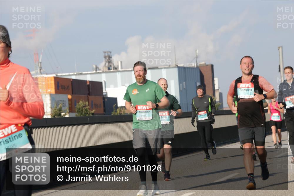 03.10.2025 - Köhlbrandbrückenlauf Jannik Wohlers http://msf.ph/oto/9101026 03.10.2025 09:48:48 Position 3 1595, 1105, 1493, 1274 meine-sportfotos.de