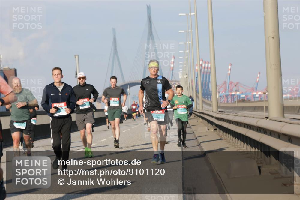 03.10.2025 - Köhlbrandbrückenlauf Jannik Wohlers http://msf.ph/oto/9101120 03.10.2025 09:48:50 Position 3 1072, 3498 meine-sportfotos.de