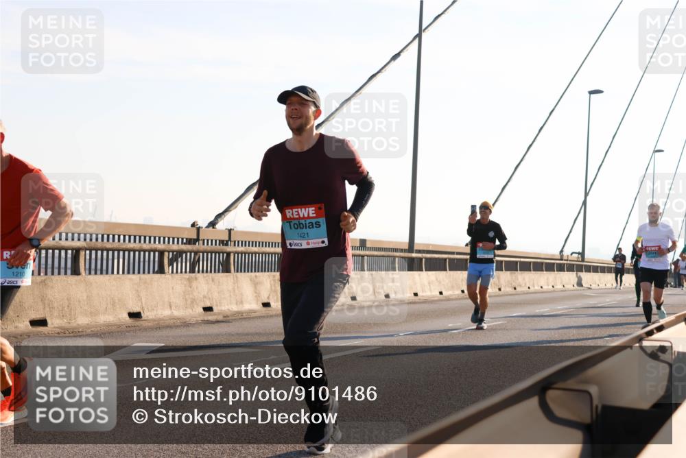03.10.2025 - Köhlbrandbrückenlauf Strokosch-Dieckow http://msf.ph/oto/9101486 03.10.2025 09:21:24 Position 1 1210, 1421 meine-sportfotos.de