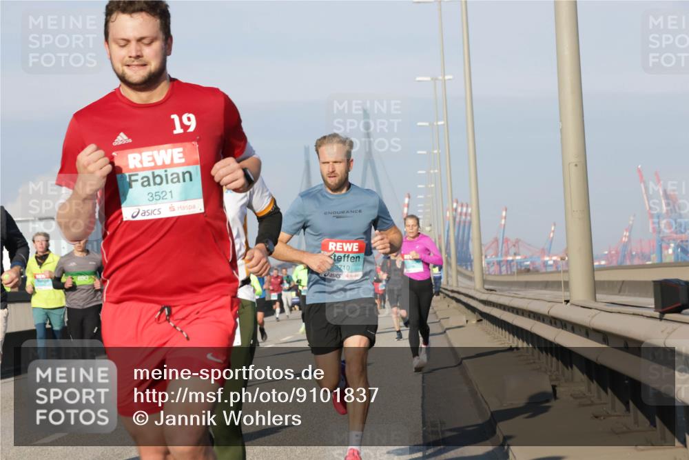 03.10.2025 - Köhlbrandbrückenlauf Jannik Wohlers http://msf.ph/oto/9101837 03.10.2025 09:49:14 Position 3 19, 3521, 3710 meine-sportfotos.de