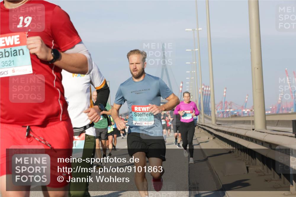 03.10.2025 - Köhlbrandbrückenlauf Jannik Wohlers http://msf.ph/oto/9101863 03.10.2025 09:49:15 Position 3 19, 3521, 3710 meine-sportfotos.de
