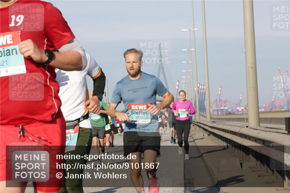03.10.2025 - Köhlbrandbrückenlauf Jannik Wohlers http://msf.ph/oto/9101867 03.10.2025 09:49:15 Position 3 5, 19, 521, 3710 meine-sportfotos.de