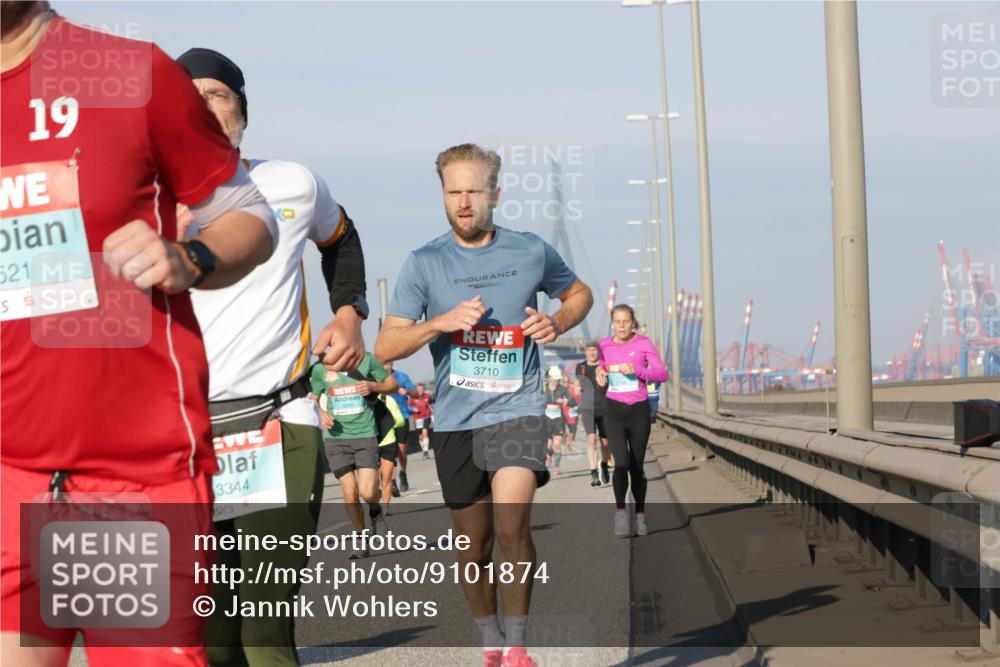 03.10.2025 - Köhlbrandbrückenlauf Jannik Wohlers http://msf.ph/oto/9101874 03.10.2025 09:49:15 Position 3 19, 521, 3344, 3710 meine-sportfotos.de