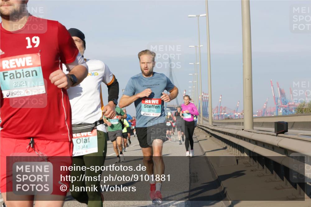 03.10.2025 - Köhlbrandbrückenlauf Jannik Wohlers http://msf.ph/oto/9101881 03.10.2025 09:49:15 Position 3 19, 3521, 3344, 3710 meine-sportfotos.de