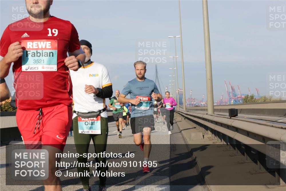 03.10.2025 - Köhlbrandbrückenlauf Jannik Wohlers http://msf.ph/oto/9101895 03.10.2025 09:49:15 Position 3 19, 3521, 3344, 3710 meine-sportfotos.de