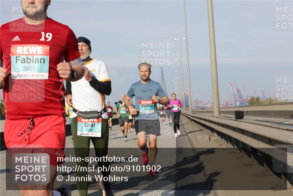 03.10.2025 - Köhlbrandbrückenlauf Jannik Wohlers http://msf.ph/oto/9101902 03.10.2025 09:49:15 Position 3 19, 3521, 3344, 3710 meine-sportfotos.de