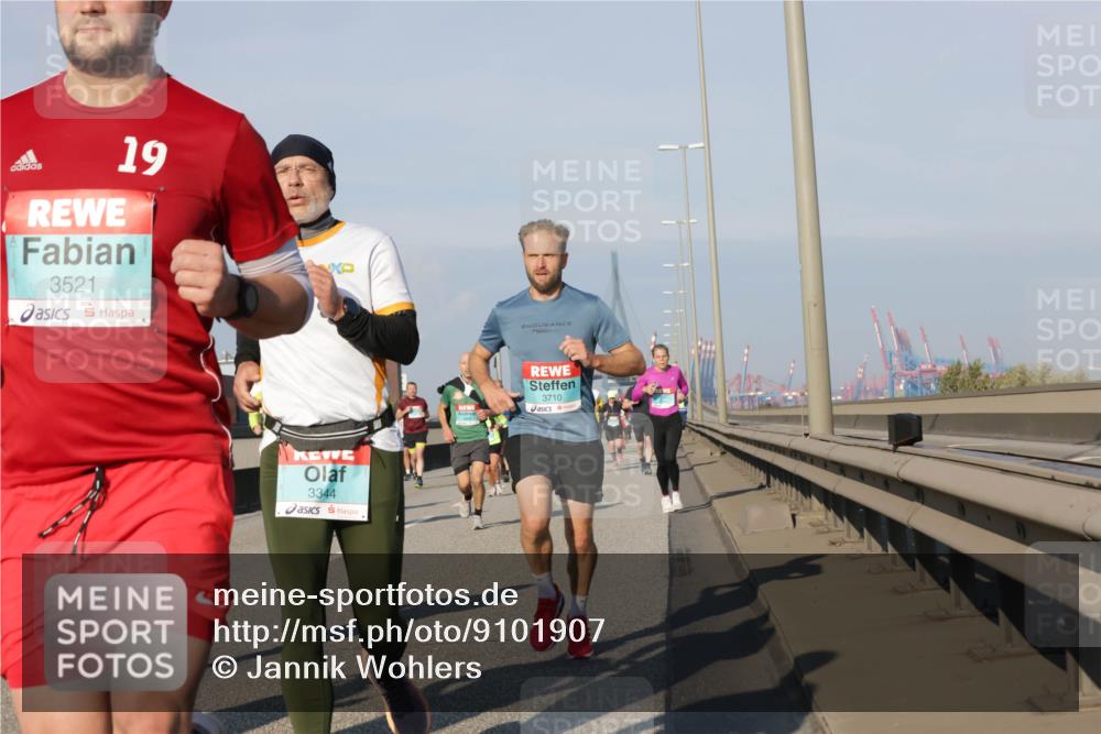 03.10.2025 - Köhlbrandbrückenlauf Jannik Wohlers http://msf.ph/oto/9101907 03.10.2025 09:49:15 Position 3 19, 3521, 3344, 3710 meine-sportfotos.de