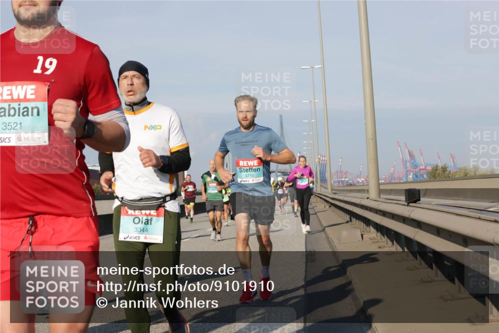 03.10.2025 - Köhlbrandbrückenlauf Jannik Wohlers http://msf.ph/oto/9101910 03.10.2025 09:49:15 Position 3 19, 3521, 3344, 3710 meine-sportfotos.de