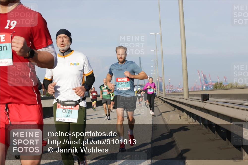03.10.2025 - Köhlbrandbrückenlauf Jannik Wohlers http://msf.ph/oto/9101913 03.10.2025 09:49:15 Position 3 19, 3344, 3710 meine-sportfotos.de