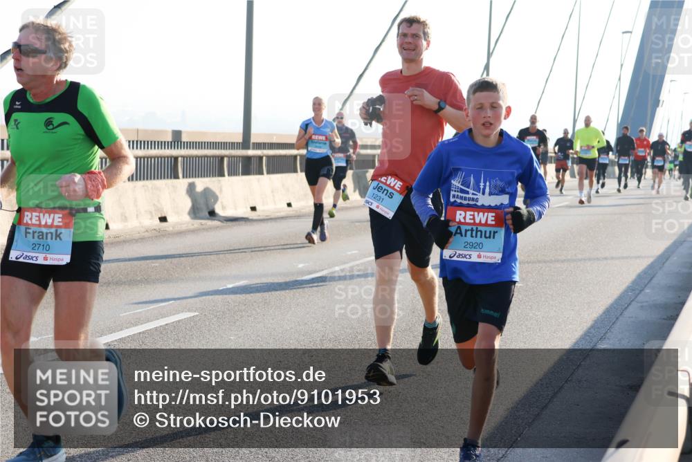 03.10.2025 - Köhlbrandbrückenlauf Strokosch-Dieckow http://msf.ph/oto/9101953 03.10.2025 09:22:25 Position 1 2710, 1231, 2920 meine-sportfotos.de