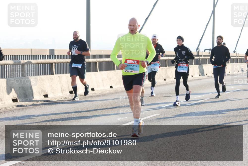 03.10.2025 - Köhlbrandbrückenlauf Strokosch-Dieckow http://msf.ph/oto/9101980 03.10.2025 09:22:31 Position 1 1168, 2760 meine-sportfotos.de