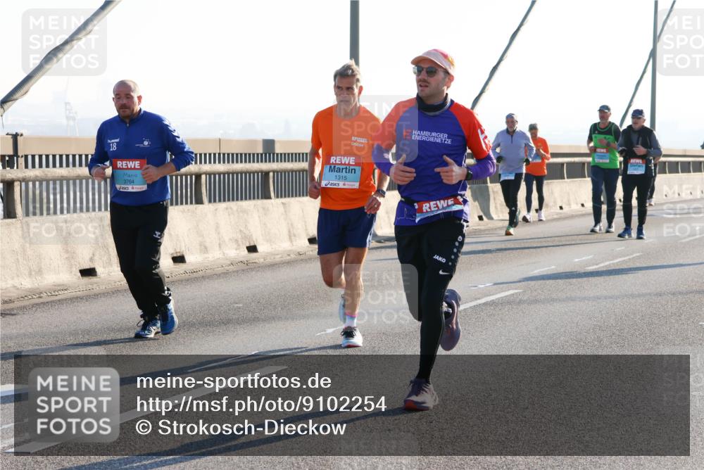 03.10.2025 - Köhlbrandbrückenlauf Strokosch-Dieckow http://msf.ph/oto/9102254 03.10.2025 09:23:39 Position 1 18, 3764, 1315 meine-sportfotos.de