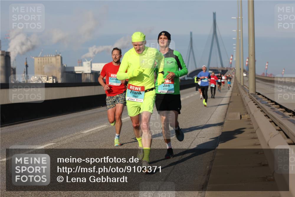 03.10.2025 - Köhlbrandbrückenlauf Lena Gebhardt http://msf.ph/oto/9103371 03.10.2025 09:38:02 Position 2 2402, 3460, 2701 meine-sportfotos.de