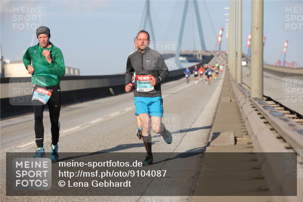 03.10.2025 - Köhlbrandbrückenlauf Lena Gebhardt http://msf.ph/oto/9104087 03.10.2025 09:38:18 Position 2 1187, 135, 1026, 77 meine-sportfotos.de
