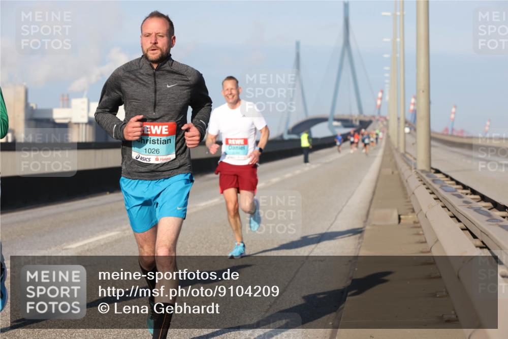 03.10.2025 - Köhlbrandbrückenlauf Lena Gebhardt http://msf.ph/oto/9104209 03.10.2025 09:38:21 Position 2 1026 meine-sportfotos.de