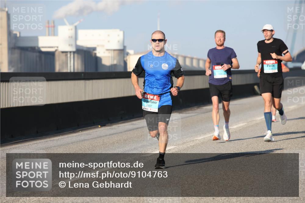 03.10.2025 - Köhlbrandbrückenlauf Lena Gebhardt http://msf.ph/oto/9104763 03.10.2025 09:38:47 Position 2 2937 meine-sportfotos.de