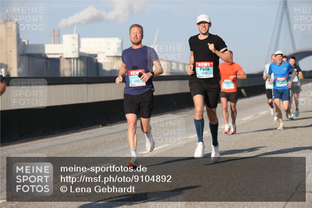03.10.2025 - Köhlbrandbrückenlauf Lena Gebhardt http://msf.ph/oto/9104892 03.10.2025 09:38:49 Position 2 3809, 3299 meine-sportfotos.de