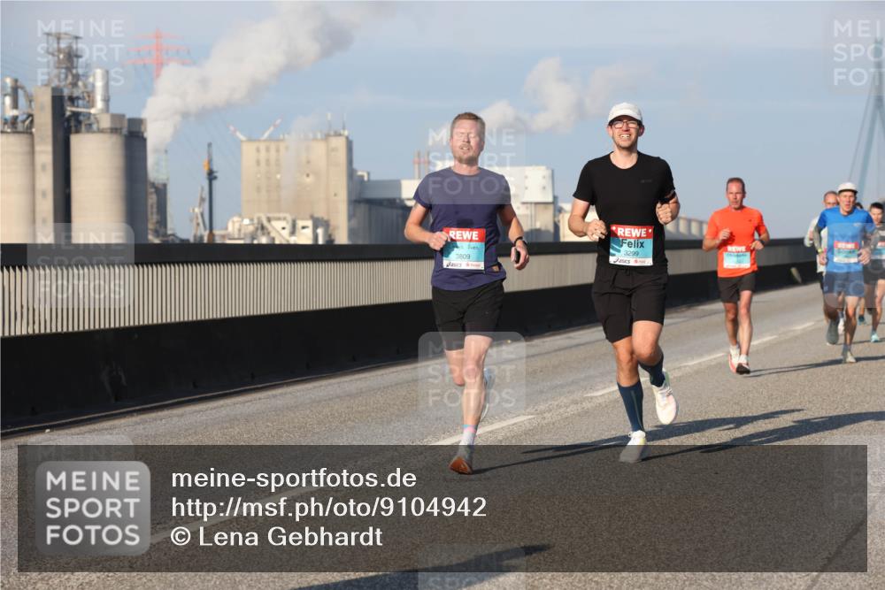 03.10.2025 - Köhlbrandbrückenlauf Lena Gebhardt http://msf.ph/oto/9104942 03.10.2025 09:38:50 Position 2 3809, 3299 meine-sportfotos.de