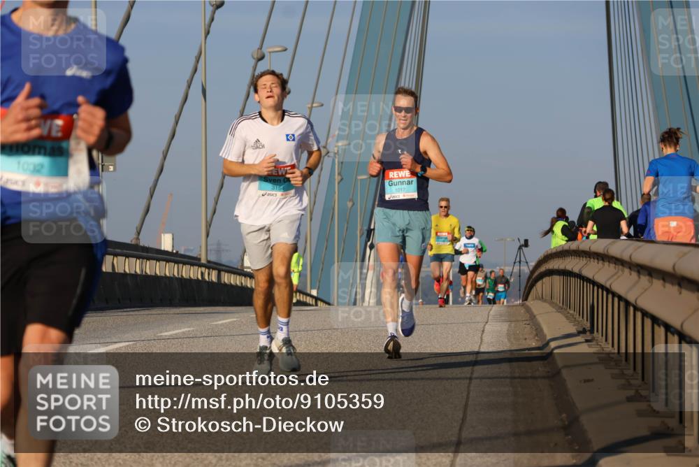 03.10.2025 - Köhlbrandbrückenlauf Strokosch-Dieckow http://msf.ph/oto/9105359 03.10.2025 09:33:00 Position 2 1002, 3154, 1017 meine-sportfotos.de