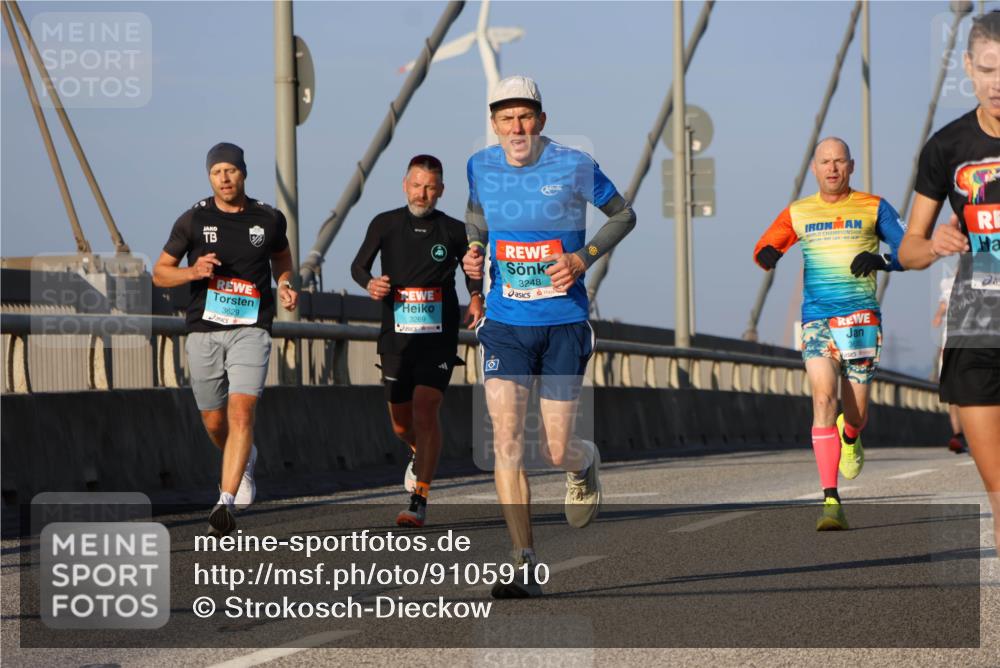03.10.2025 - Köhlbrandbrückenlauf Strokosch-Dieckow http://msf.ph/oto/9105910 03.10.2025 09:34:14 Position 2 3248, 3629, 3269 meine-sportfotos.de