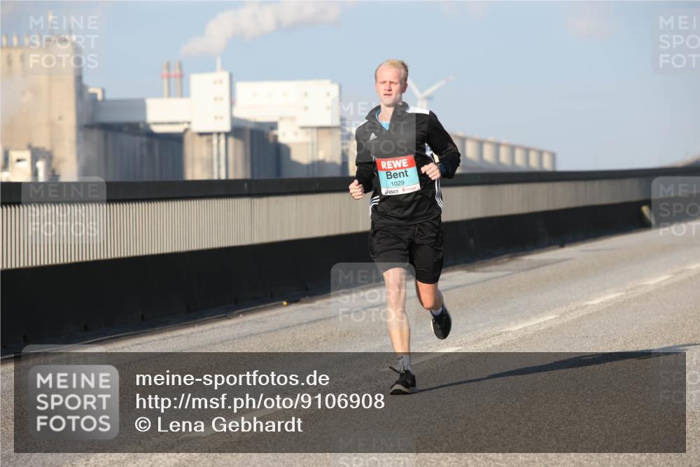 03.10.2025 - Köhlbrandbrückenlauf Lena Gebhardt http://msf.ph/oto/9106908 03.10.2025 09:39:32 Position 2 1029 meine-sportfotos.de
