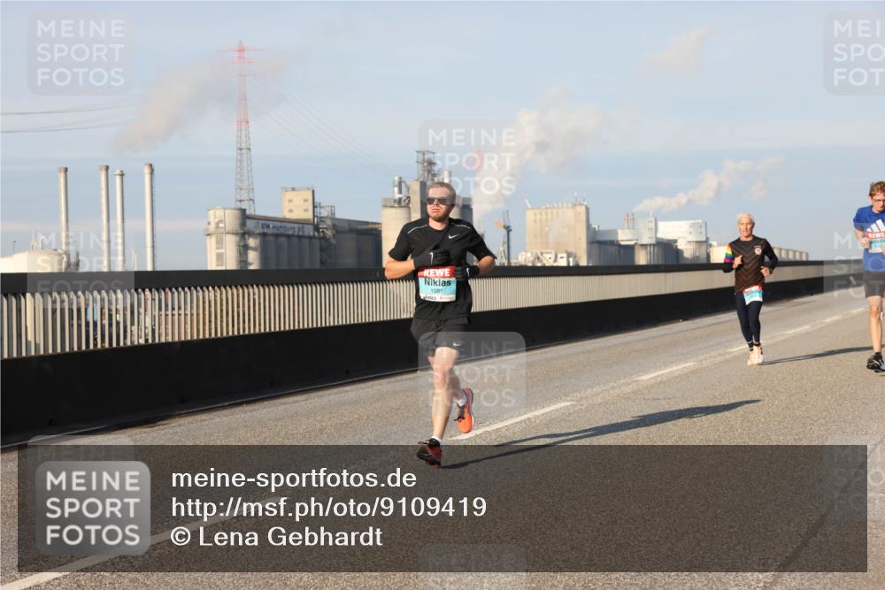 03.10.2025 - Köhlbrandbrückenlauf Lena Gebhardt http://msf.ph/oto/9109419 03.10.2025 09:41:20 Position 2 1085 meine-sportfotos.de