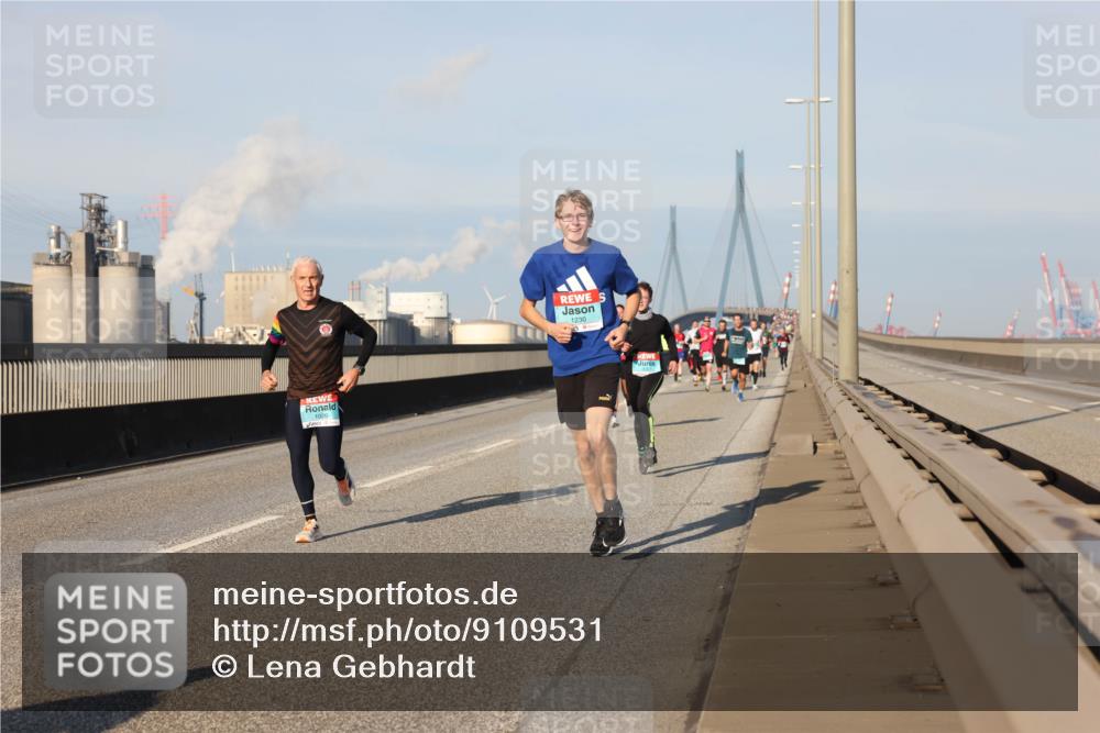 03.10.2025 - Köhlbrandbrückenlauf Lena Gebhardt http://msf.ph/oto/9109531 03.10.2025 09:41:22 Position 2 1230 meine-sportfotos.de