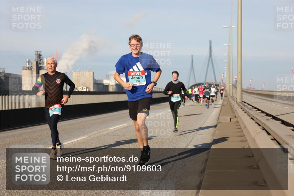 03.10.2025 - Köhlbrandbrückenlauf Lena Gebhardt http://msf.ph/oto/9109603 03.10.2025 09:41:23 Position 2 1230 meine-sportfotos.de
