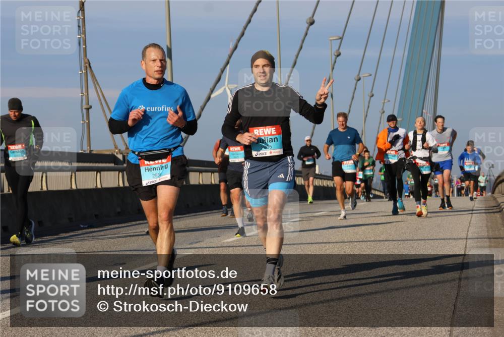 03.10.2025 - Köhlbrandbrückenlauf Strokosch-Dieckow http://msf.ph/oto/9109658 03.10.2025 09:40:56 Position 2 3301, 2989, 2985 meine-sportfotos.de