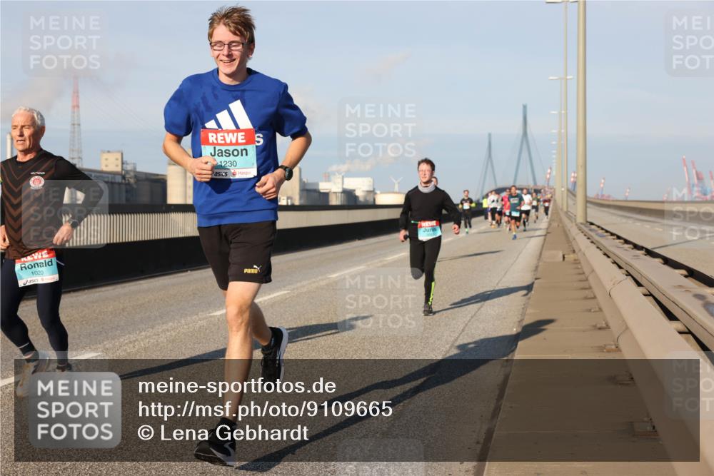 03.10.2025 - Köhlbrandbrückenlauf Lena Gebhardt http://msf.ph/oto/9109665 03.10.2025 09:41:24 Position 2 1230, 1020 meine-sportfotos.de