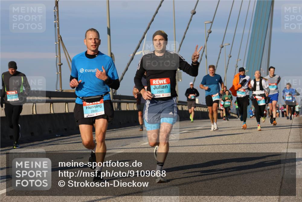 03.10.2025 - Köhlbrandbrückenlauf Strokosch-Dieckow http://msf.ph/oto/9109668 03.10.2025 09:40:56 Position 2 3301, 2989, 2985 meine-sportfotos.de