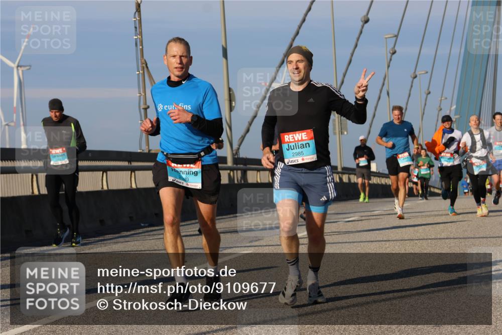 03.10.2025 - Köhlbrandbrückenlauf Strokosch-Dieckow http://msf.ph/oto/9109677 03.10.2025 09:40:56 Position 2 3301, 2989, 2985 meine-sportfotos.de