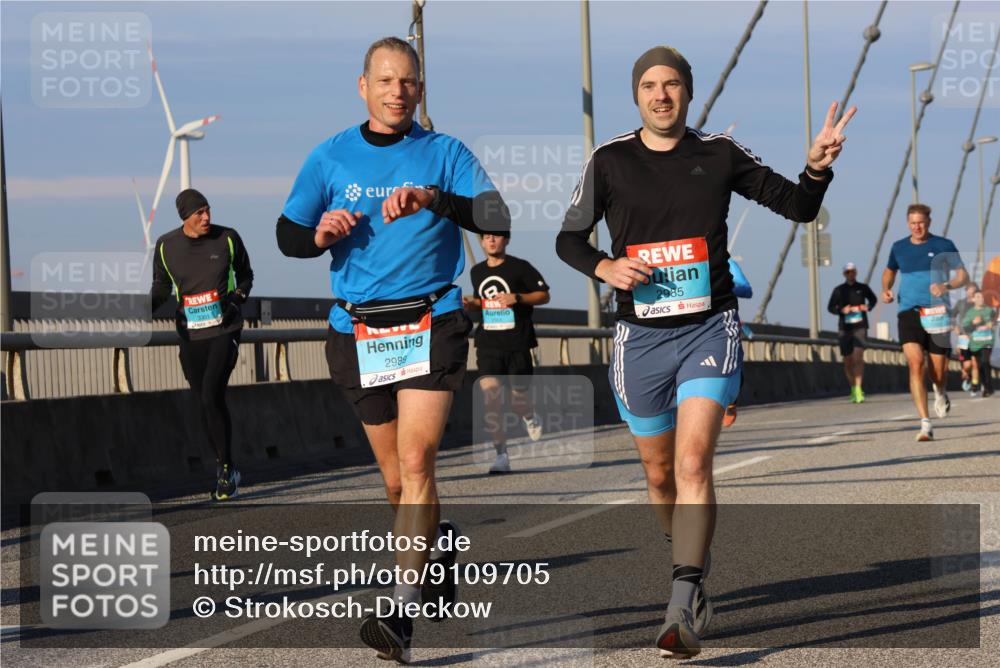 03.10.2025 - Köhlbrandbrückenlauf Strokosch-Dieckow http://msf.ph/oto/9109705 03.10.2025 09:40:57 Position 2 3301, 2989, 2985 meine-sportfotos.de