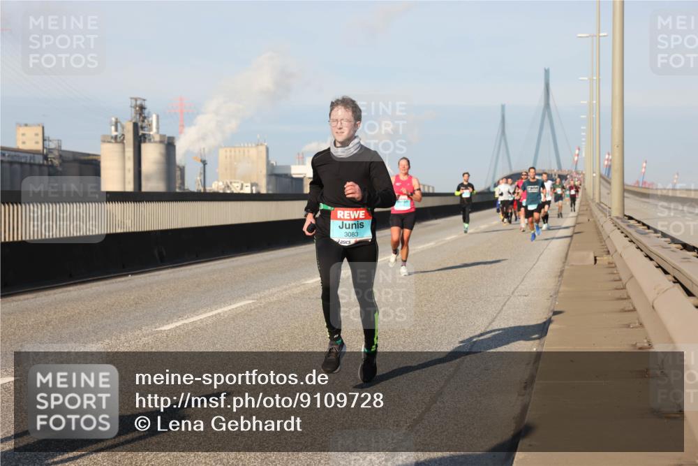 03.10.2025 - Köhlbrandbrückenlauf Lena Gebhardt http://msf.ph/oto/9109728 03.10.2025 09:41:25 Position 2 3083 meine-sportfotos.de