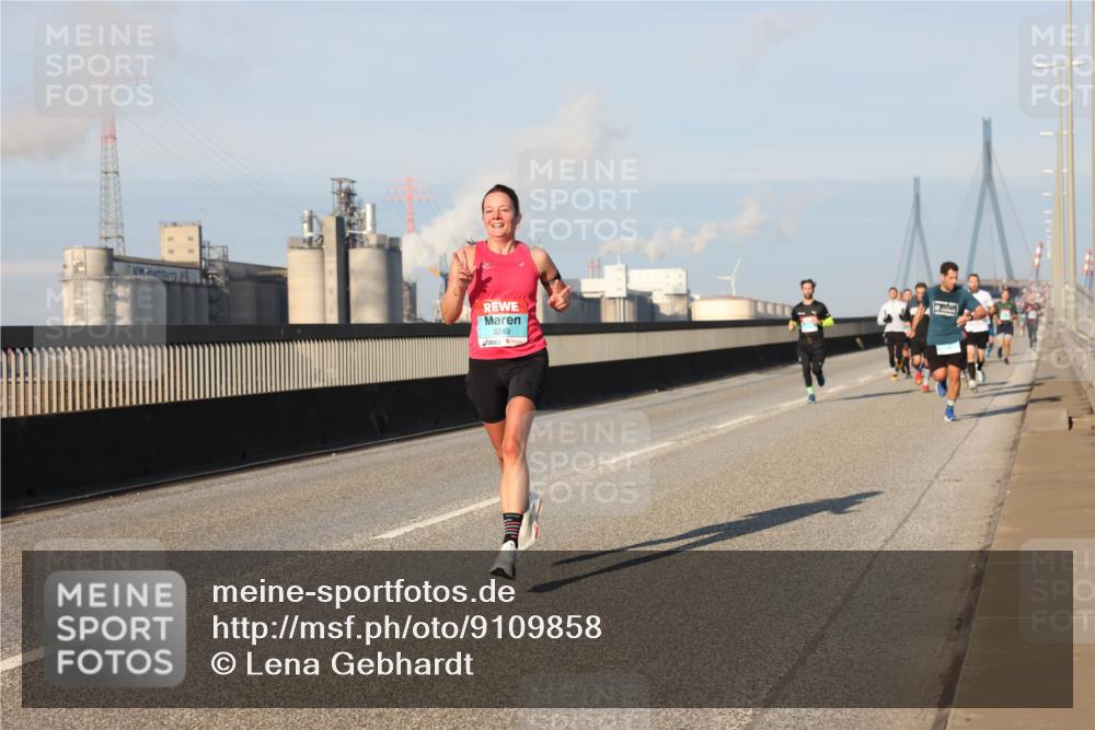 03.10.2025 - Köhlbrandbrückenlauf Lena Gebhardt http://msf.ph/oto/9109858 03.10.2025 09:41:27 Position 2 3249 meine-sportfotos.de